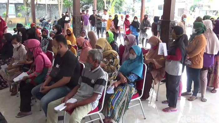 Pembagian BLT BBM di Desa Tlogo, Kecamatan Prambanan, Klaten.