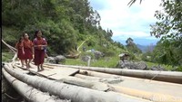 Jembatan reyot ini terletak di Kelurahan Malimbong, Kecamatan Malimbong Balepe, Tana Toraja. Jembatan ini merupakan akses warga dari Kelurahan Malimbong menuju Desa Talion Sarapeang, atau sebaliknya. (Foto: Rachmat Ariadi/detikSulsel).