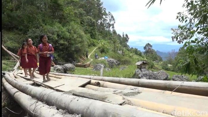 Penampakan jembatan reyot yang dinekat dilalui siswa SD demi ke sekolah. Penampakan jembatan reyot yang dinekat dilalui siswa SD demi ke sekolah.