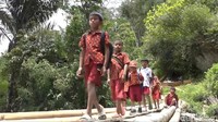 Seorang siswi SD, Meisya mengaku sengaja melewati jembatan reyot ini karena merupakan akses satu-satunya ke sekolah. Dia juga mengaku sudah tak takut lagi karena sudah bisa melintas di jembatan ini. Foto: Rachmat Ariadi/detikSulsel.