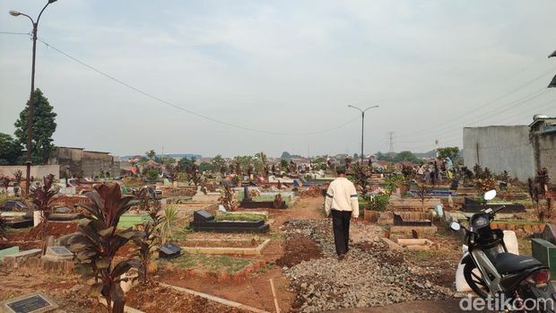 Pengurus TPU Kamboja Depok menyatakan siap mengganti rugi apabila ada makam yang rusak. (Rizky AM/detikcom)