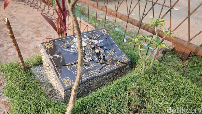 Pengurus TPU Kamboja Depok menyatakan siap mengganti rugi apabila ada makam yang rusak. (Rizky AM/detikcom)