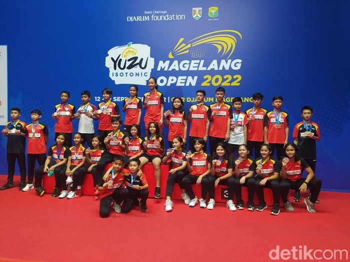 Penyerahan medali dan hadiah kepada  para pemenang kejuaraan bulu tangkis YIMO 2022 di GOR Djarum Kota Magelang, Sabtu (17/9/2022).
