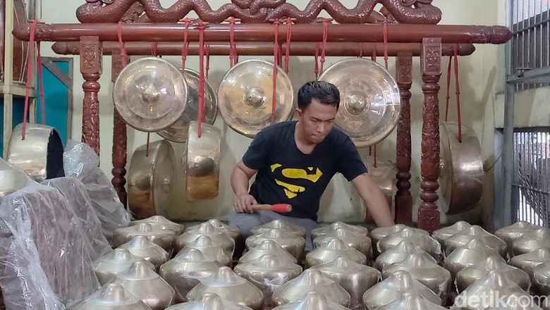 Perajin gamelan di UD Supoyo, Desa Wirun, Kecamatan Mojolaban, Kabupaten Sukoharjo. Perajin gamelan di UD Supoyo, Desa Wirun, Kecamatan Mojolaban, Kabupaten Sukoharjo.