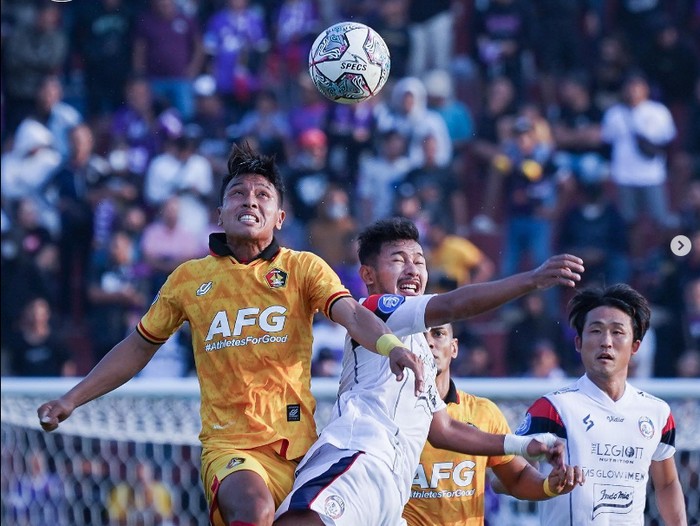 Persik Kediri melawan Arema FC dalam pekan ke-10 Liga 1 2022/2023 dimulai. Sejak menit awal, kedua tim saling serang.