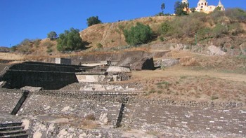 Piramida terbesar di dunia bukan di Mesir. Piramida Agung Cholula , terletak di Cholula, Puebla, Meksiko, adalah piramida terbesar di dunia dan—dengan dasar empat kali ukuran Piramida Agung Giza—juga merupakan monumen terbesar yang pernah dibangun.  Foto: Diego Delso via Wikimedia Commons