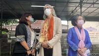 Hadir dalam prosesi tabur bunga tersebut, ketiga puteri almarhum Bung Hatta, yakni Meutia Farida Hatta, Gemala Rabiah Hatta, serta Halida Hatta.
