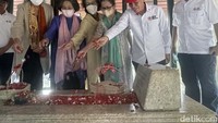 Peringati HUT ke-77, Palang Merah Indoensiai (PMI) DKI Jakarta menggelar ziarah dan tabur bunga di pusara Bung Hatta di TPU Tanah Kusir, Bintaro, Jakarta, Sabtu (17/09/2022).