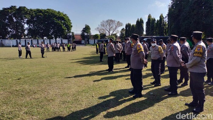 Polisi-TNI bersiaga melakukan pengamanan jelang laga Persik vs Arema di Stadion Brawijaya