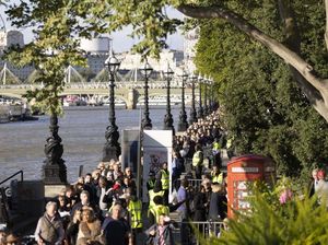 Antrean Membeludak Warga yang Ingin Melayat Ratu Elizabeth II