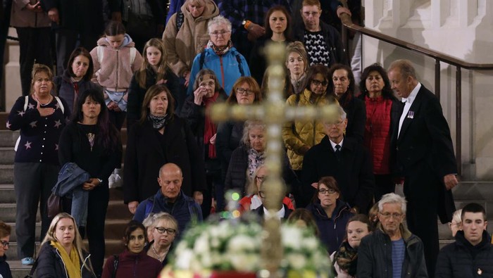 Potret Begini Panjangnya Antrean Melayat Ratu Elizabeth II LONDON, ENGLAND - SEPTEMBER 17: Members of the public file past Queen Elizabeth II's flag-draped casket lying in state on the catafalque as they enter Westminster Hall in the middle of the night on September 17, 2022 in London, England. Members of the public are able to pay respects to Her Majesty Queen Elizabeth II for 23 hours a day from 17:00 on September 17, 2022 until 06:30 on September 19, 2022. Queen Elizabeth II died at Balmoral Castle in Scotland on September 8, 2022, and is succeeded by her eldest son, King Charles III. (Photo by Chip Somodevilla/Getty Images)