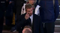 Momen saat David Beckham terlihat menangis. Dia tampak menyeka air mata di mata bagian kanan.  Foto: Istimewa