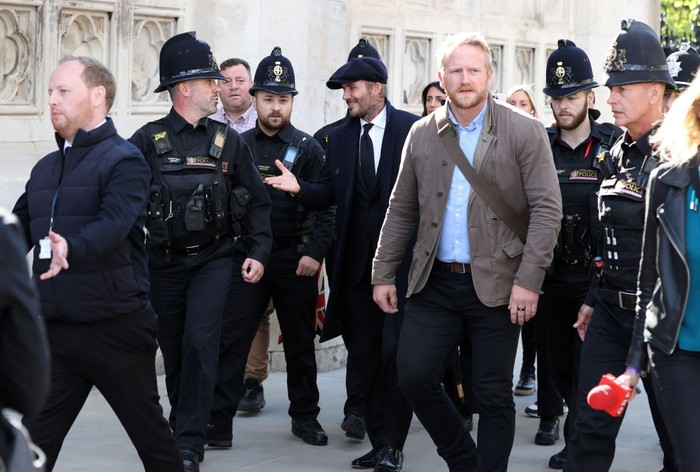Potret David Beckham Menangis di Depan Peti Ratu Elizabeth II LONDON, UNITED KINGDOM - SEPTEMBER 16 : Former English football player David Beckham visits Queen Elizabeth II's coffin brought to Westminster Hall, in London, United Kingdom on September 16, 2022. (Photo by Dursun Aydemir/Anadolu Agency via Getty Images)