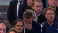 Saat berada di depan jenazah Ratu Elizabeth II, David Beckham terlihat kepalanya tertunduk lalu tampak emosional. Foto: Istimewa