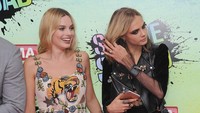 Margot Robbie dan Cara Delevingne pertama kali bersahabat saat membintangi film Suicide Squad.  Foto: Getty Images/David M. Benett