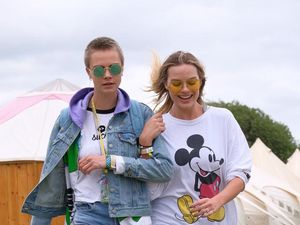 Potret Margot Robbie dan Cara Delevingne saat Masih Akrab Sahabatan