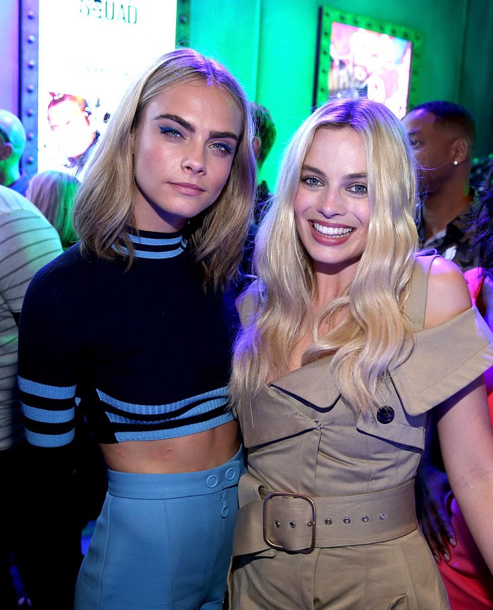 Potret Margot Robbie dan Cara Delevingne GLASTONBURY, ENGLAND - JUNE 24: Cara Delevingne (L) and Margot Robbie attend day two of Glastonbury on June 24, 2017 in Glastonbury, England. (Photo by David M Benett/Getty Images)