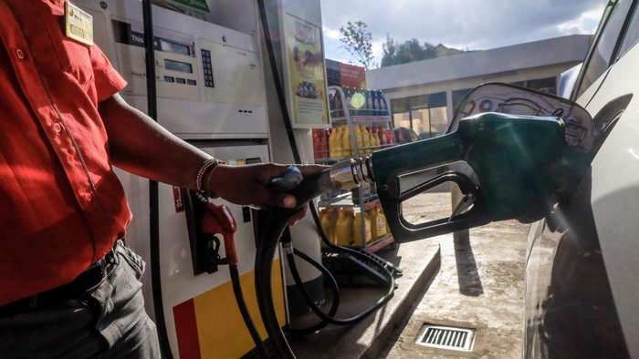 Presiden Baru Cabut Subsidi, Warga Kenya Kini Beli BBM Harga Tinggi NAIROBI, KENYA - SEPTEMBER 16: A fuel pump attendant serves motorists at a fueling station in Kawangware Slum despite the continuous increase on fuel cost on September 16, 2022 in Nairobi, Kenya. In the same week that William Ruto was sworn in as the new President of Kenya, the country's energy regulatory authority scrapped a subsidy on gasoline, raising the cost by 13 per cent. (Photo by Donwilson Odhiambo/Getty Images)