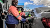 Dikutip dari kenyans.co.ke, Jumat (16/9/2022), harga BBM jenis Super Petrol naik sebesar Ksh 20 atau Rp 2.480 ke rekor tertingginya yaitu Ksh 179,30 atau Rp 22.223 per liter. Diesel naik jadi Ksh 165 atau Rp 20.460 per liter, sementara Minyak Tanah naik 20 Ksh menjadi Ksh 147,94 atau Rp 18.344 per liter di Nairobi.