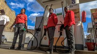 Di Mombasa, satu liter bensin, solar, dan minyak tanah akan dijual masing-masing seharga Rp 21,824, Rp 20,182 dan Rp 18.065.