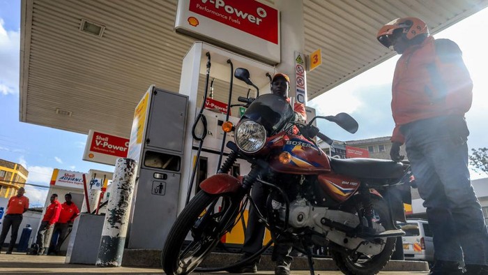 Presiden Baru Cabut Subsidi, Warga Kenya Kini Beli BBM Harga Tinggi NAIROBI, KENYA - SEPTEMBER 16: A fuel pump attendant serves motorists at a fueling station in Kawangware Slum despite the continuous increase on fuel cost on September 16, 2022 in Nairobi, Kenya. In the same week that William Ruto was sworn in as the new President of Kenya, the country's energy regulatory authority scrapped a subsidy on gasoline, raising the cost by 13 per cent. (Photo by Donwilson Odhiambo/Getty Images)