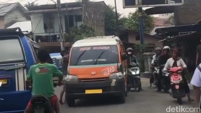 Pria menusuk sesama sopir angkot di Deli Serdang.