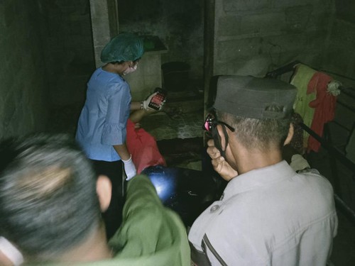 Proses evakuasi mayat perempuan  di kamar mandi rumahnya di Banjar Dinas Dauh Munduk, Desa Bungkulan, Kecamatan Sawan, Kabupaten Buleleng, Bali, Jumat (16/9/2022).