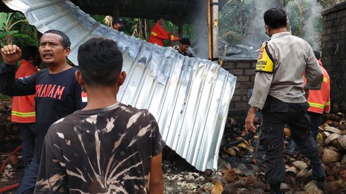 Proses pemadaman api pada gudang kelapa di Banjar Kutuh, Desa Samsam, Kecamatan Kerambitan, pada Sabtu (17/9/2022).