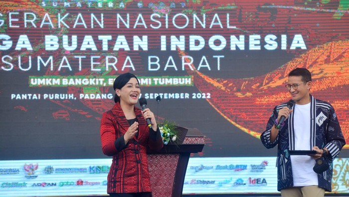 PUNCAK GERAKAN NASIONAL BANGGA BUATAN INDONESIA Menteri Pariwisata dan Ekonomi Kreatif Sandiaga Uno (kedua kanan) bersama Anggota Dewan Komisioner OJK Friderica Widyasari Dewi (kedua kiri), Gubernur Sumbar Mahyeldi (kanan) dan Wali Kota Padang Hendri Septa (kiri) memukul gendang saat acara puncak Gerakan Nasional Bangga Buatan Indonesia (Gernas BBI) di Padang, Sumatera Barat, Jumat (16/9/2022). OJK berkomitmen terus mendorong pengembangan UMKM dan menjadikan UMKM sebagai sumber pertumbuhan ekonomi baru di daerah yang diharapkan bisa meningkatkan kesejahteraan masyarakat dan menunjang pemulihan ekonomi nasional. ANTARA FOTO/Iggoy el Fitra/aww.