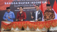 Menteri Pariwisata dan Ekonomi Kreatif Sandiaga Uno (kedua kanan) bersama Anggota Dewan Komisioner OJK Friderica Widyasari Dewi (kedua kiri), Gubernur Sumbar Mahyeldi (kanan) dan Wali Kota Padang Hendri Septa (kiri) memukul gendang saat acara puncak Gerakan Nasional Bangga Buatan Indonesia (Gernas BBI) di Padang, Sumatera Barat, Jumat (16/9/2022). 
