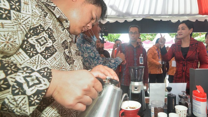 Menteri Pariwisata dan Ekonomi Kreatif Sandiaga Uno (kedua kanan) bersama Anggota Dewan Komisioner OJK Friderica Widyasari Dewi (kedua kiri), Gubernur Sumbar Mahyeldi (kanan) dan Wali Kota Padang Hendri Septa (kiri) memukul gendang saat acara puncak Gerakan Nasional Bangga Buatan Indonesia (Gernas BBI) di Padang, Sumatera Barat, Jumat (16/9/2022). OJK berkomitmen terus mendorong pengembangan UMKM dan menjadikan UMKM sebagai sumber pertumbuhan ekonomi baru di daerah yang diharapkan bisa meningkatkan kesejahteraan masyarakat dan menunjang pemulihan ekonomi nasional. ANTARA FOTO/Iggoy el Fitra/aww.