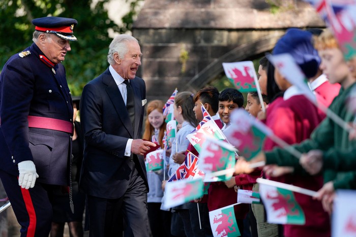 Raja Charles di Wales TOPSHOT - Britains King Charles III interacts with members of the public as he leaves after attending a Service of Prayer and Reflection for the life of Queen Elizabeth II, at St Llandaff Cathedral in Cardiff on September 16, 2022. - King Charles III heads to Wales for the last of his visits to the four nations of the United Kingdom as preparations for the queens state funeral gather pace. (Photo by Frank Augstein / POOL / AFP) (Photo by FRANK AUGSTEIN/POOL/AFP via Getty Images)