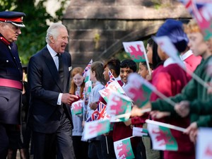 Raja Charles III Dapat Pulpen dari Warga Setelah Viral Marah Kena Tinta