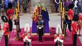 Momen Raja Charles III-Putri Anne Berjaga Dekat Peti Jenazah Ratu Elizabeth II
