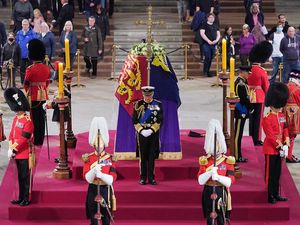Momen Raja Charles III-Putri Anne Berjaga Dekat Peti Jenazah Ratu Elizabeth II