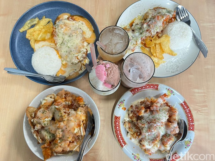 Raya Chicken: Ada Crispy Chicken Mozarella Mantap di Kafe dalam Rumah.