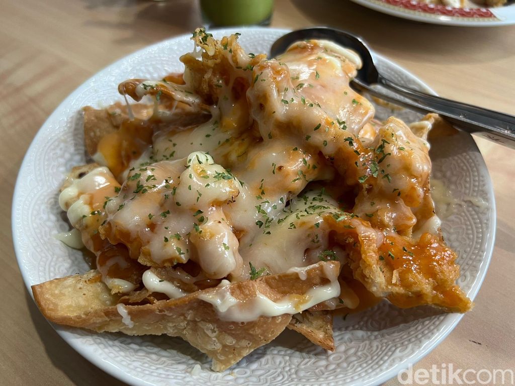 Raya Chicken: Ada Crispy Chicken Mozarella Mantap di Kafe dalam Rumah.