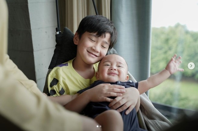 Dua anak Raffi Ahmad dan Nagita Slavina itu dinilai semakin mirip hingga disebut-sebut seperti saudara kembar. Foto: dok. Instagram @raffinagita1717