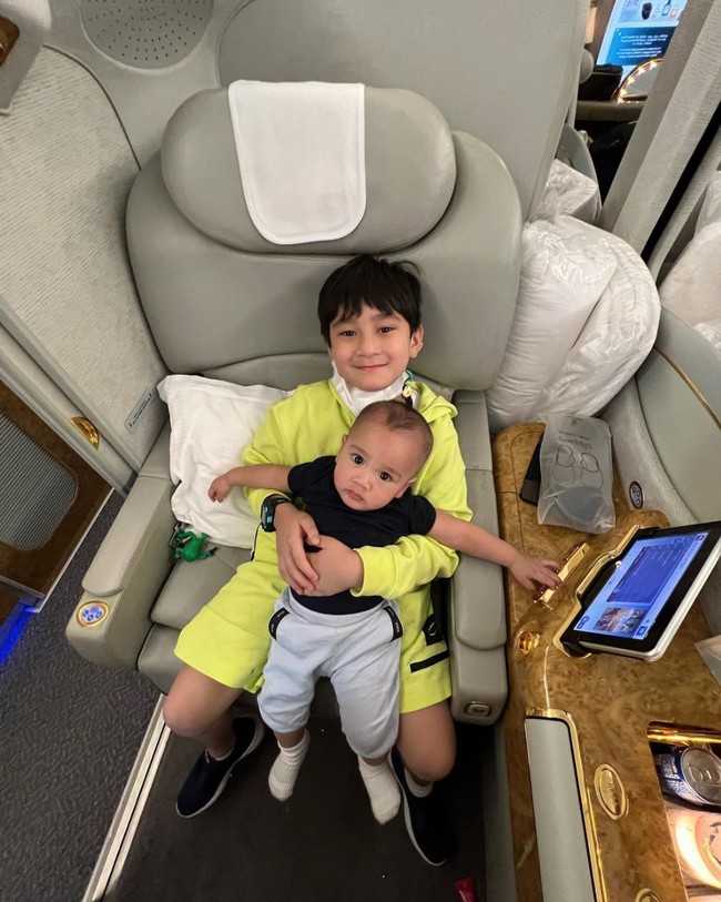 Raffi Ahmad dan Nagita Slavina diundang menghadiri event New York Fashion Week di New York, Amerika Serikat. Pasangan artis itu turut mengajak dua anaknya Rafathar dan Rayyanza ‘Cipung’ yang terlihat akur di pesawat. Foto: dok. Instagram @raffinagita1717