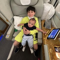 Raffi Ahmad dan Nagita Slavina diundang menghadiri event New York Fashion Week di New York, Amerika Serikat. Pasangan artis itu turut mengajak dua anaknya Rafathar dan Rayyanza ‘Cipung’ yang terlihat akur di pesawat. Foto: dok. Instagram @raffinagita1717