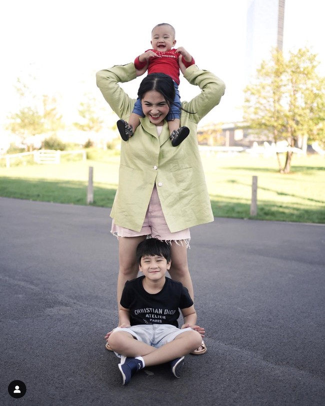 “Definisi produk unggul, cakep bgt no debat ❤️😍” Jagoannya mama gigi❤️ MasyaAllah😍❤️” “3 kembar 😍” komentar sejumlah netizen setelah melihat foto Nagita Slavina dan dua jagoannya. Foto: dok. Instagram @raffinagita1717