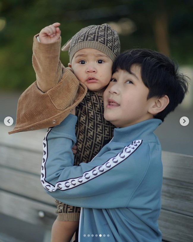 Aksi dua sultan ganteng Andara selalu mencuri perhatian. Seperti momen Rayyanza menggendong Rafathar berikut ini. Foto: dok. Instagram @raffinagita1717
