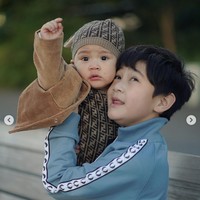 Aksi dua sultan ganteng Andara selalu mencuri perhatian. Seperti momen Rayyanza menggendong Rafathar berikut ini. Foto: dok. Instagram @raffinagita1717