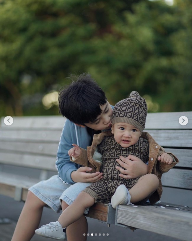 Saking gemasnya dengan Rayyanza, Rafathar pun mencium pipi adiknya itu. Foto: dok. Instagram @raffinagita1717