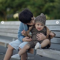 Saking gemasnya dengan Rayyanza, Rafathar pun mencium pipi adiknya itu. Foto: dok. Instagram @raffinagita1717