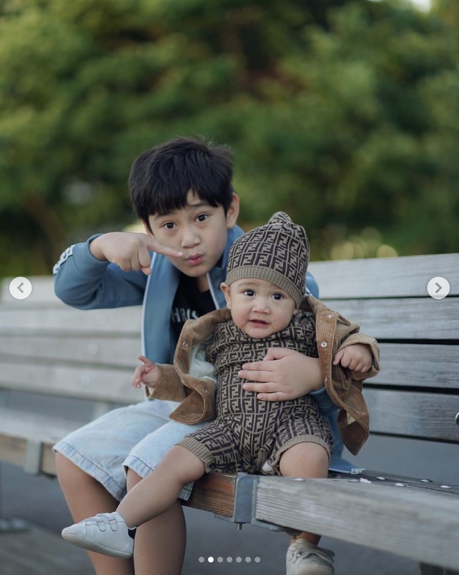 Tak sedikit pula netizen yang salah fokus dengan baju Rayyanza ‘Cipung’. Bayi sembilan bulan itu tampil modis memakai baju koleksi rumah mode high-end, Fendi. Foto: dok. Instagram @raffinagita1717