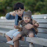 Tak sedikit pula netizen yang salah fokus dengan baju Rayyanza ‘Cipung’. Bayi sembilan bulan itu tampil modis memakai baju koleksi rumah mode high-end, Fendi. Foto: dok. Instagram @raffinagita1717