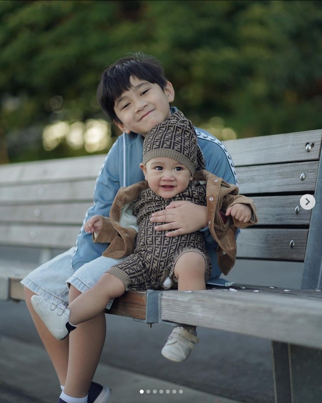 Netizen dibuat gemas dengan hasil pemotretan Rafathar dan Rayyanza. Aura bahagia terpancar dari kakak beradik yang terpaut enam tahun itu. Foto: dok. Instagram @raffinagita1717