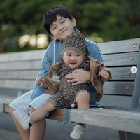 Netizen dibuat gemas dengan hasil pemotretan Rafathar dan Rayyanza. Aura bahagia terpancar dari kakak beradik yang terpaut enam tahun itu. Foto: dok. Instagram @raffinagita1717