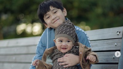8 Foto Gemas Rayyanza Cipung dan Rafathar di New York, Dua Sultan Ganteng